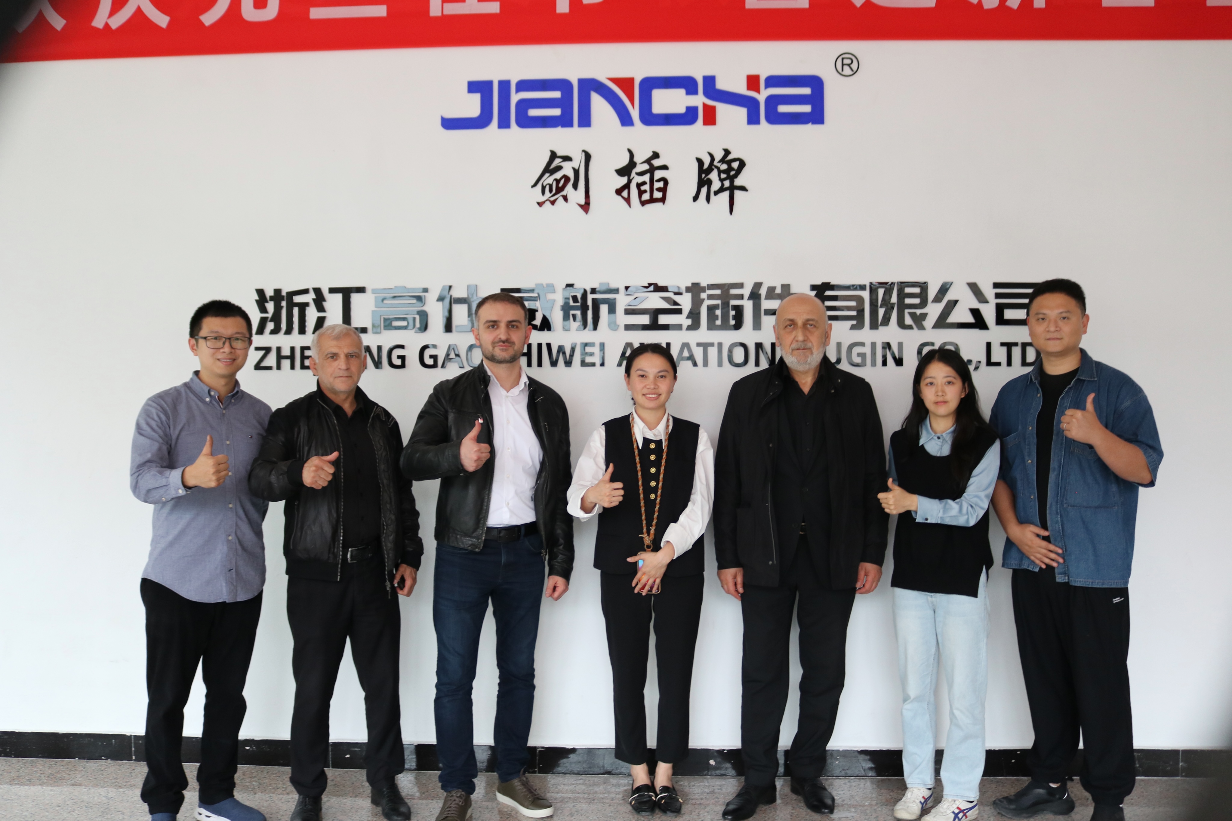 2024 年 4 月 22 日、ロシアの顧客が工場を視察に来て、丸型コネクタの協力に新たな章を描きました。