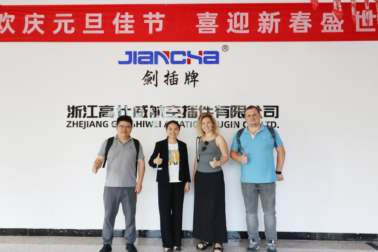 2024年10月17日に、ロシアの顧客が工場を検査し、Circular Connector Coporationの新しい章を描くようになりました